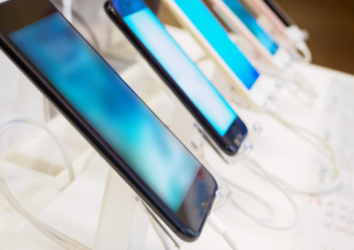 スマートフォンが並ぶ携帯ショップの店内