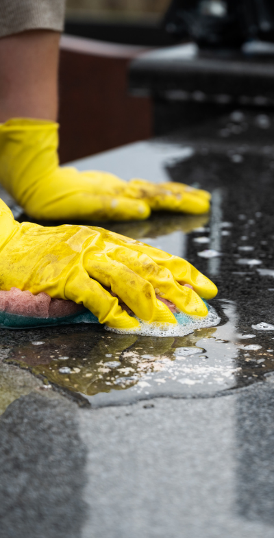 手作業で墓石クリーニングを行う様子