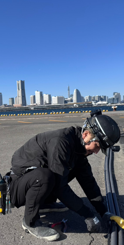 横浜市で建設業務を行う様子